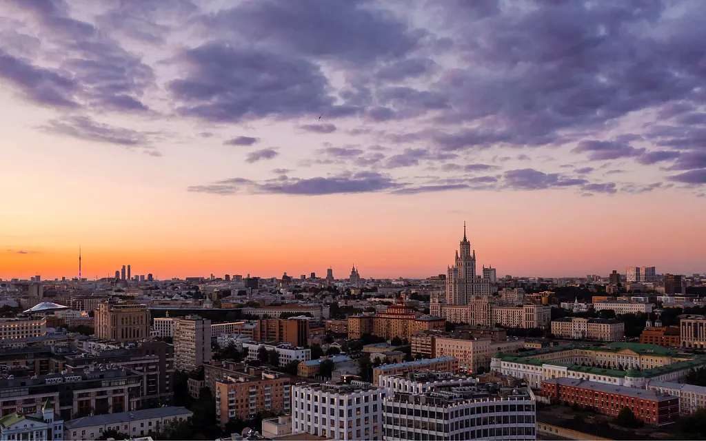 Сталинская высотка на закате - вид из квартиры рядом с Москвой-рекой