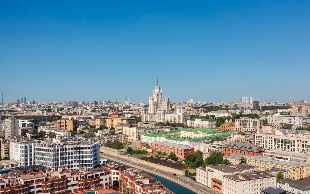 Вид на высотку: купить квартиру на берегу Москвы-реки